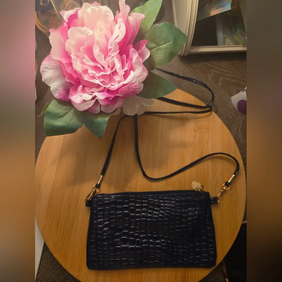 Elegant Dark Blue Crocodile-Embossed Women's Crossbody Bag - Picture 2 of 3